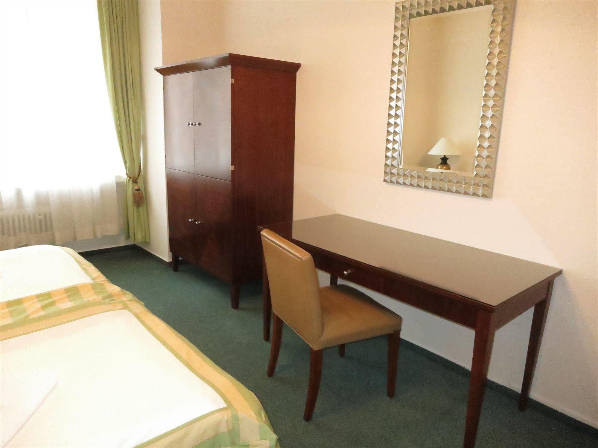 Hotel Mira Inn プラハ エクステリア 写真
