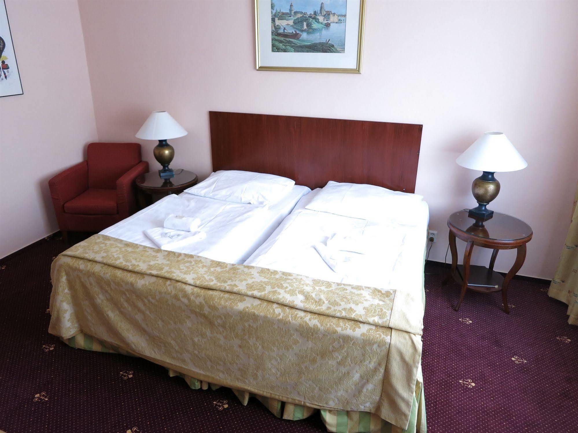 Hotel Mira Inn プラハ エクステリア 写真