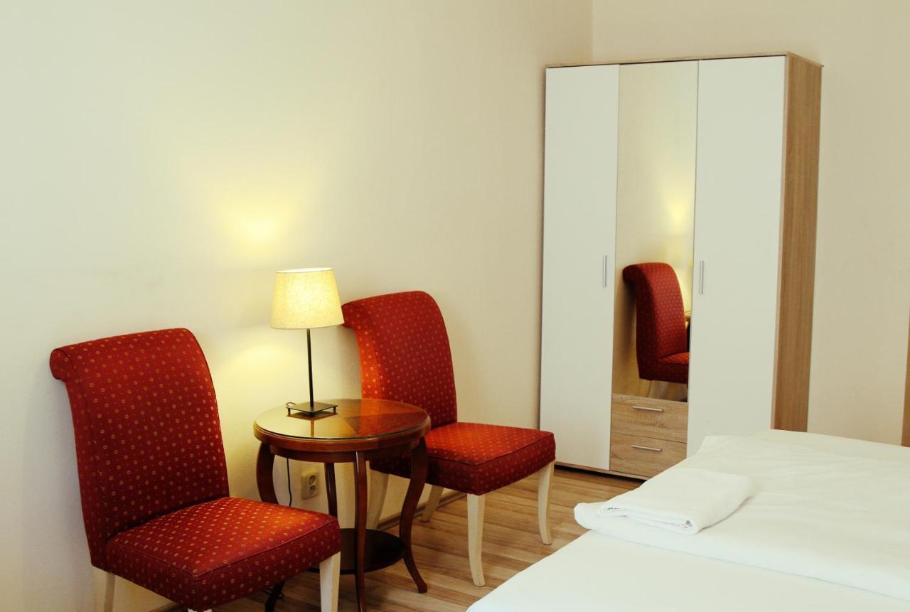 Hotel Mira Inn プラハ エクステリア 写真